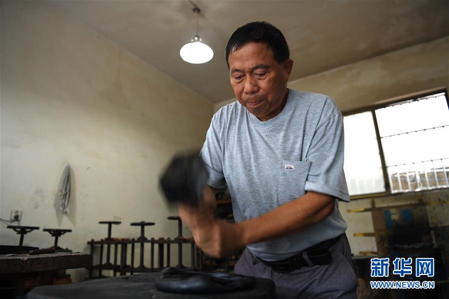 安徽黄山:徽墨“守艺人” 安徽黄山:徽墨“守艺人”