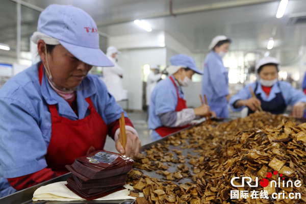 图片默认标题_fororder_工人正在进行紧张的操作