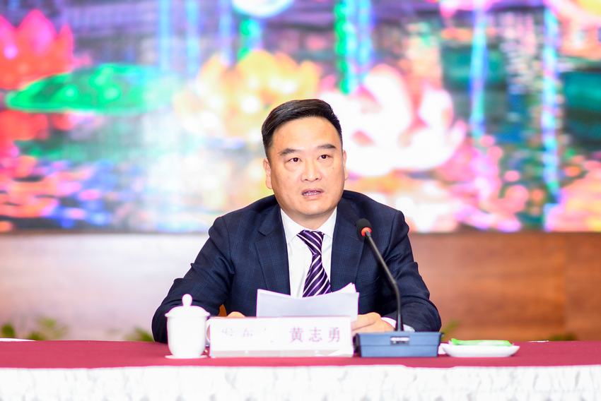 图片默认标题_fororder_1自流井区委副书记、区政府区长黄志勇介绍活动情况（摄影 廖志全）