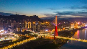 【城市远洋带图】重庆万州：长虹卧波 滨江大桥点亮城市夜色