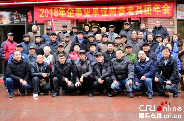 图片默认标题_fororder_南溪企业参战老兵合影--何芳摄