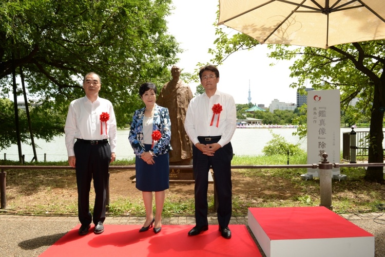 鉴真铜像在日本东京上野公园落成揭幕