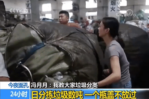 这个整天守着垃圾堆的姑娘，真美！