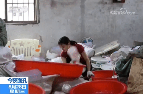 这个整天守着垃圾堆的姑娘，真美！