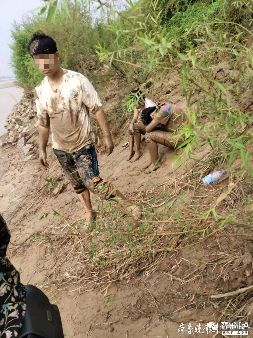 这个不会水的小伙，一下从水里救了3条命！