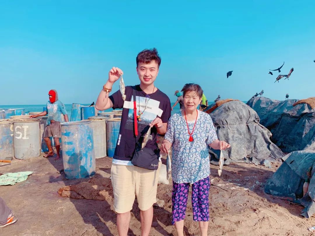 小伙带90岁姥姥旅行！行程2万多公里，坐了10趟飞机