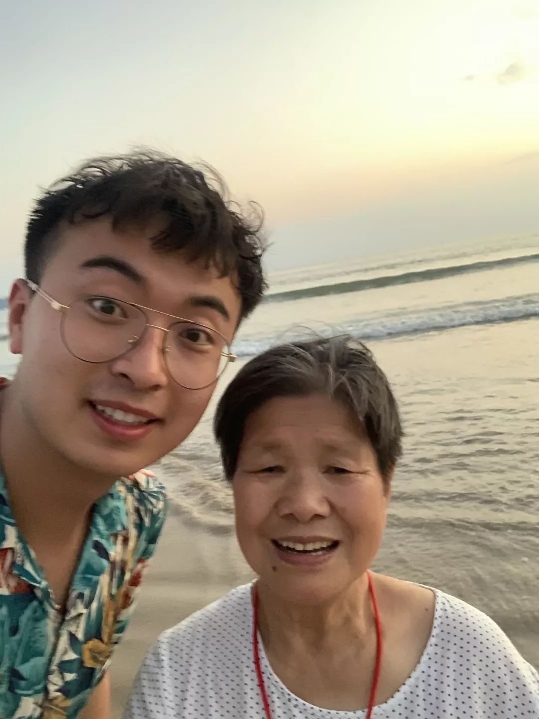 小伙带90岁姥姥旅行！行程2万多公里，坐了10趟飞机