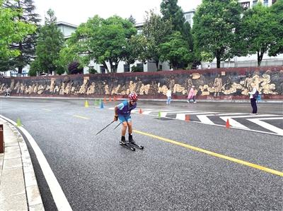 贵州省第十一届运动会竞技体育组越野滑轮比结束  六盘水市代表队包揽全部金牌