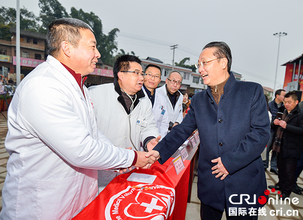 图片默认标题_fororder_唐杰看望活动现场医务人员（摄影-廖志全）