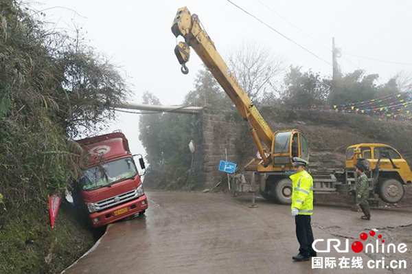 图片默认标题_fororder_民警向侧滑入路沟的车辆提供帮助