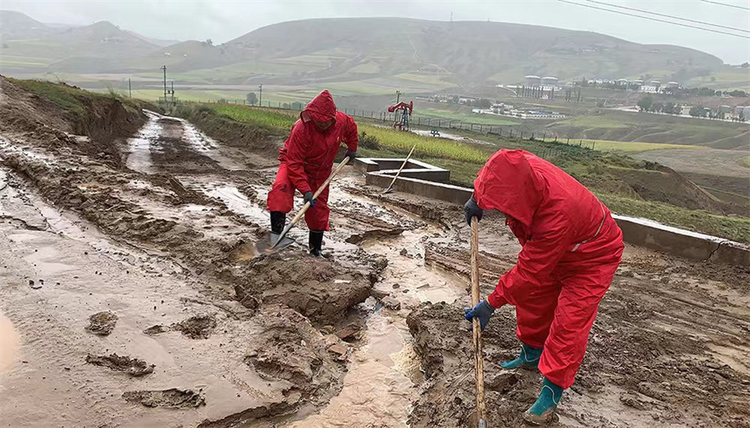 长庆油田采油五厂:众志成城迎战汛情 加快恢复油田正常生产_fororder_397526841707157708