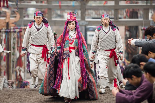 小冉君《老九门》剧照 华服唯美气场十足-国际在线