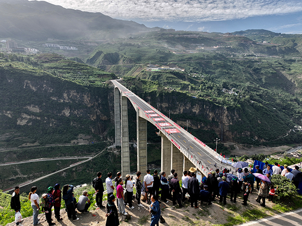 镜头下的大凉山｜凉山州成立70周年县市风采——金阳县_fororder_2022年6月30日，“世界第一高墩”金阳河三峡连心桥正式通车，将进一步助推“金沙瑶池”金阳发展。王云摄。