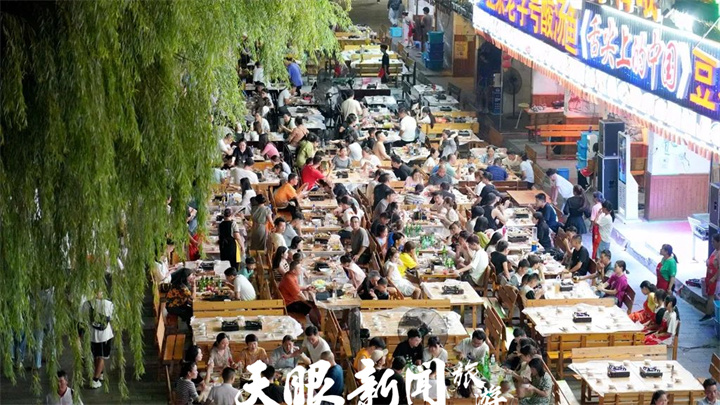 黔东南镇远举办第三十八届赛龙舟文化节