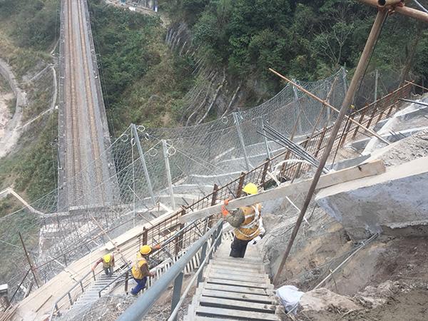 百米高空&quot;拆弹部队&quot;坚守80天排危石防止砸到列车