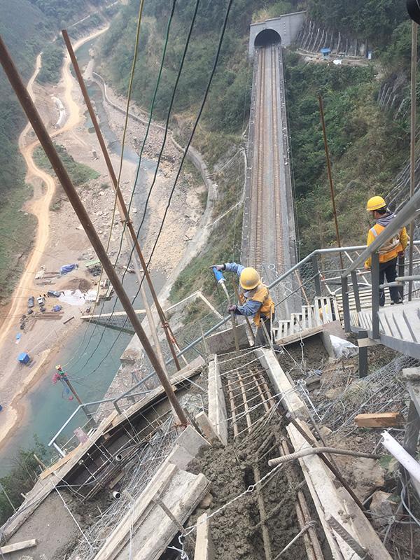 百米高空&quot;拆弹部队&quot;坚守80天排危石防止砸到列车