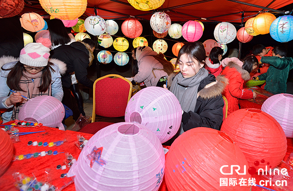 图片默认标题_fororder_现场DIY彩灯制作受欢迎（摄影-廖志全）