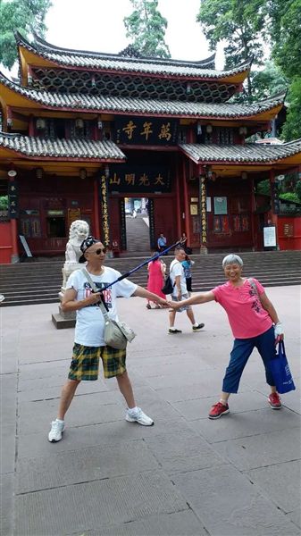 （今日热点）老两口卖了17年蛋烘糕 只为一起走遍大江南北