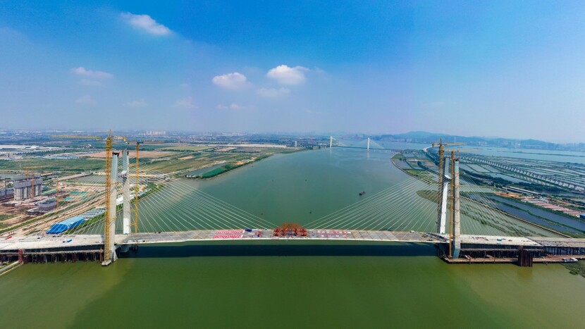 广州市跨度最大市政斜拉桥红莲大桥主桥正式合龙_fororder_1摄影 摄影：刘伟