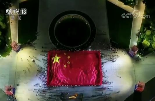 超10万人共同见证！“我和国旗同框” 999架无人机点亮花城夜空
