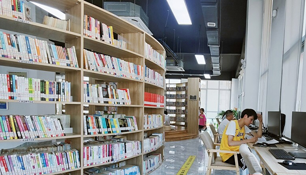 自贡市沿滩区图书馆“升级换代”给读者带来享受阅读的快乐_fororder_2读者在图书馆阅读