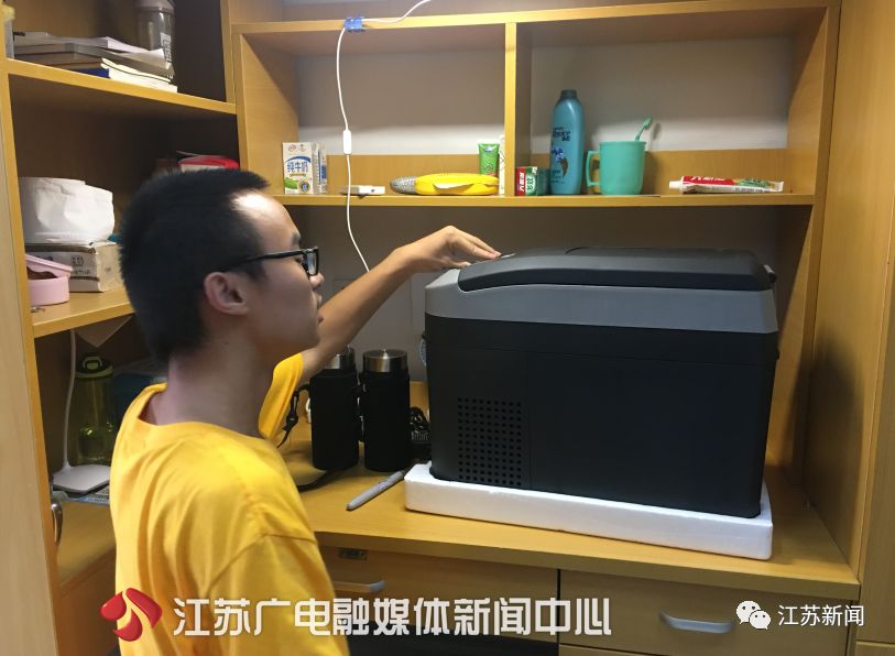 大一新生带着冰箱报到？学校知道后，竟然给他买了个更大的