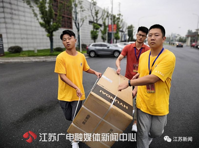 大一新生带着冰箱报到？学校知道后，竟然给他买了个更大的