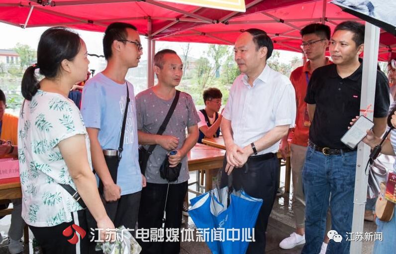 大一新生带着冰箱报到？学校知道后，竟然给他买了个更大的