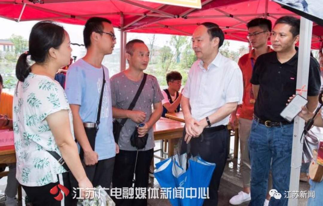 大一新生带小冰箱报到 学校知情后给他买了个更大的