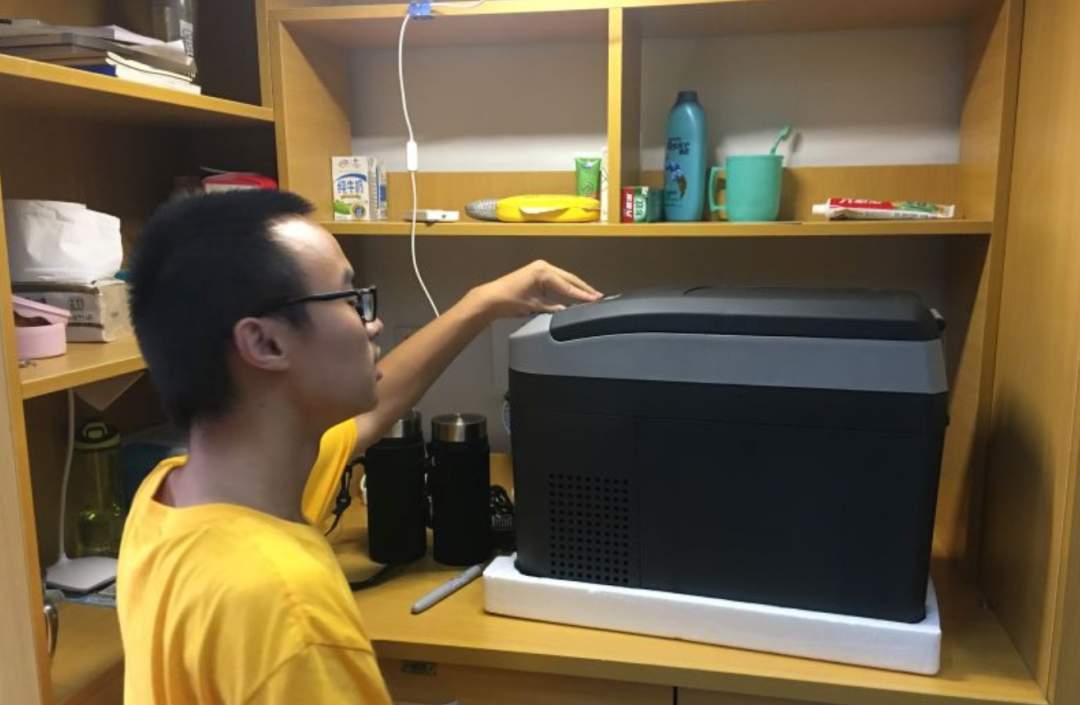 大一新生带小冰箱报到 学校知情后给他买了个更大的