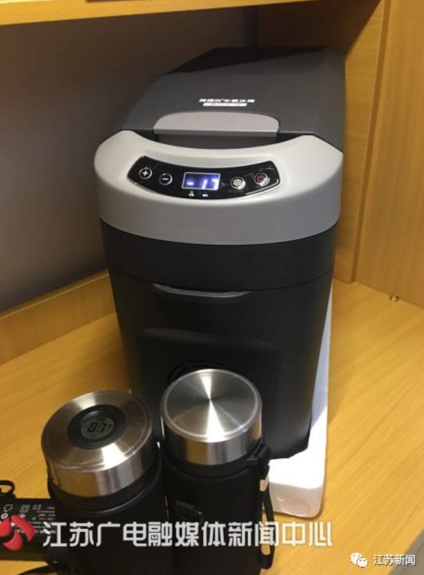 大一新生带小冰箱报到 学校知情后给他买了个更大的