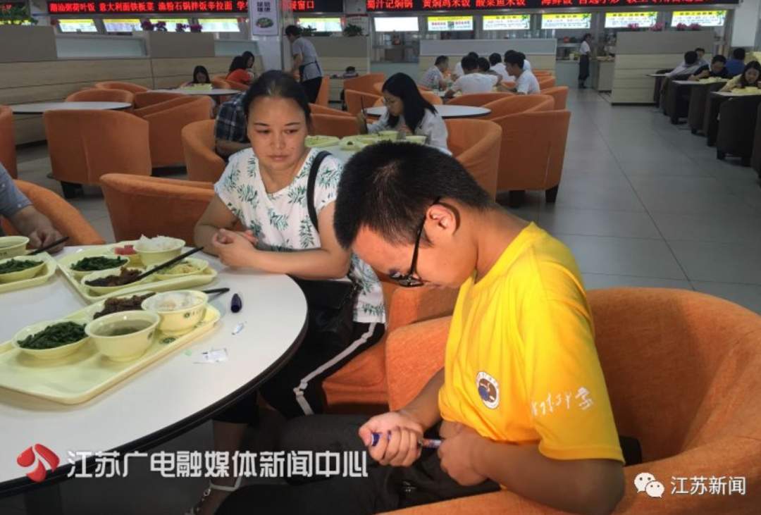 大一新生带小冰箱报到 学校知情后给他买了个更大的