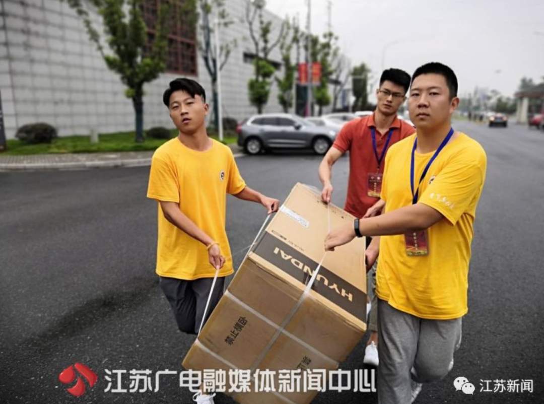 大一新生带小冰箱报到 学校知情后给他买了个更大的