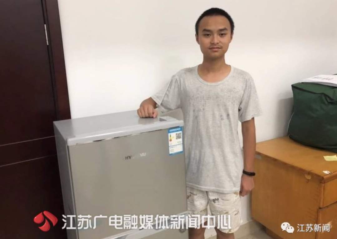 大一新生带小冰箱报到 学校知情后给他买了个更大的