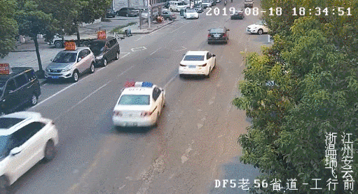 这位交警, 你上电视了! 事故才处理一半, 跑了…