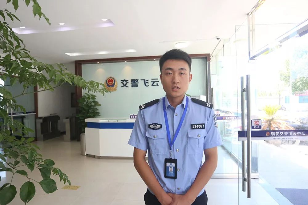 这位交警, 你上电视了! 事故才处理一半, 跑了…