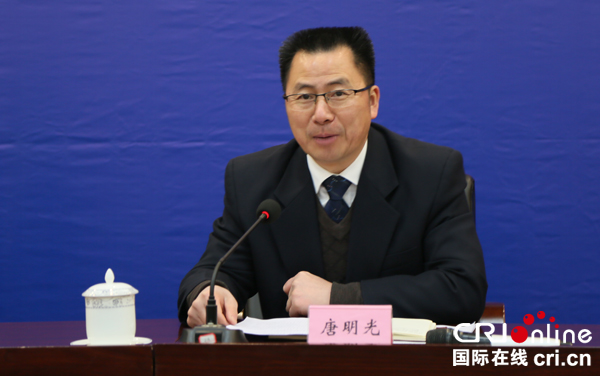 图片默认标题_fororder_广安市人大常委会秘书长、办公室主任唐明光在发布会上介绍广安市第五届人民代表大会第四次会议筹备情况--摄影-韩土蓉