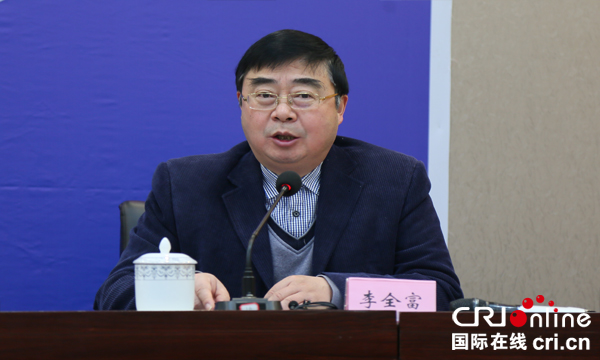 图片默认标题_fororder_广安市政协秘书长李全富发布会上介绍政协广安市第五届委员会二次会议筹备情况--摄影-沈仁平