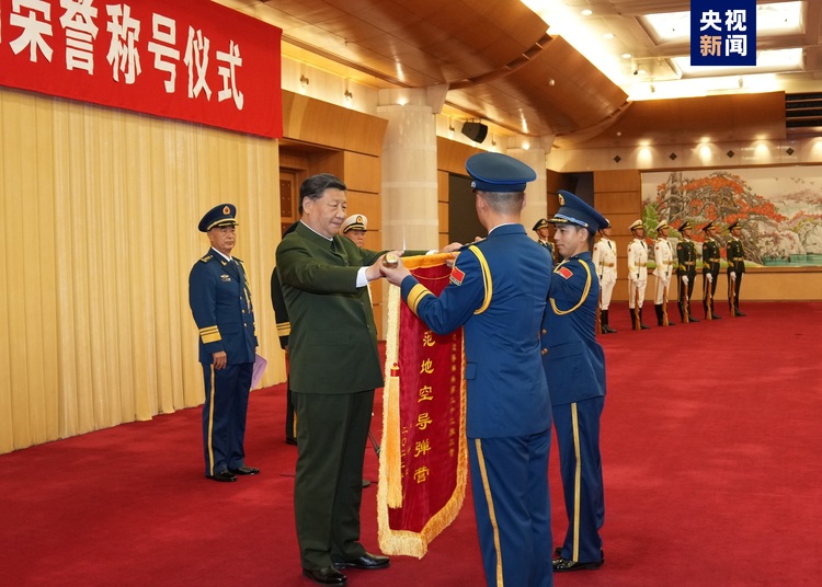中央军委举行颁授“八一勋章”和荣誉称号仪式 习近平向“八一勋章”获得者颁授勋章和证书 向获得荣誉称号的单位颁授荣誉奖旗