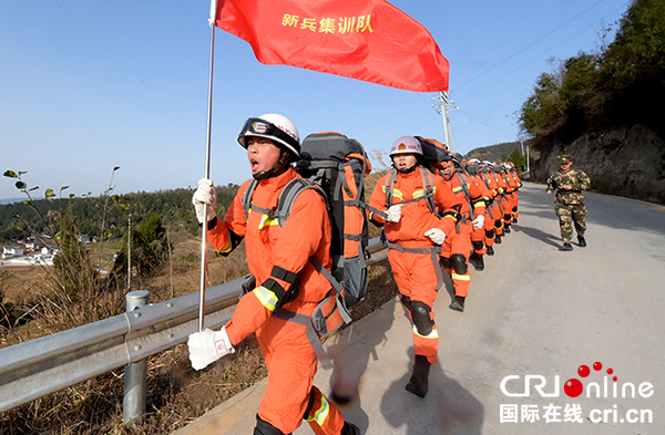 图片默认标题_fororder_消防官兵在越野拉练行进中。唐靖濠摄