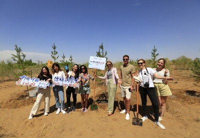 绿化沙漠一起来 外国网红在库布其沙漠参加植树活动_fororder_rBABC2LhSbGALTNsAAAAAAAAAAA524.5760x3840.750x500