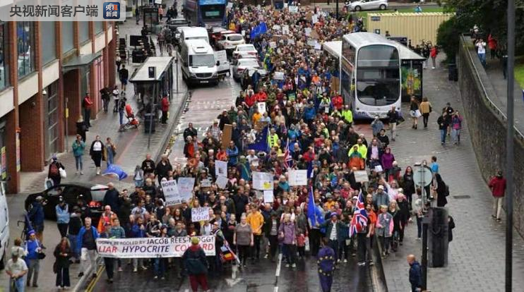 英国各地举行数千起示威游行 反对首相暂停议会