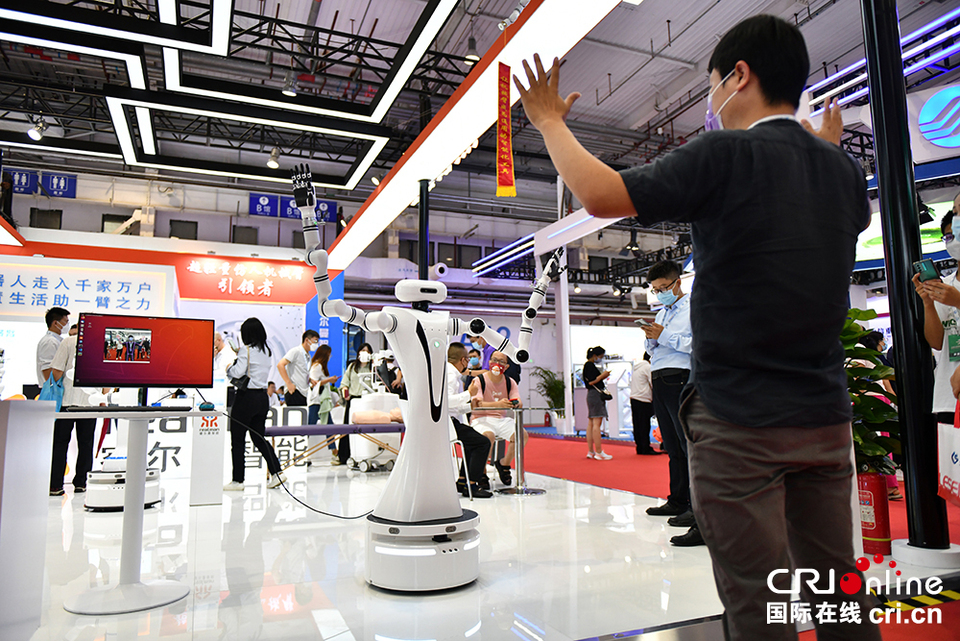2022世界机器人大会开幕 500余款“高精尖”机器人同场“炫技”_fororder_6.JPG