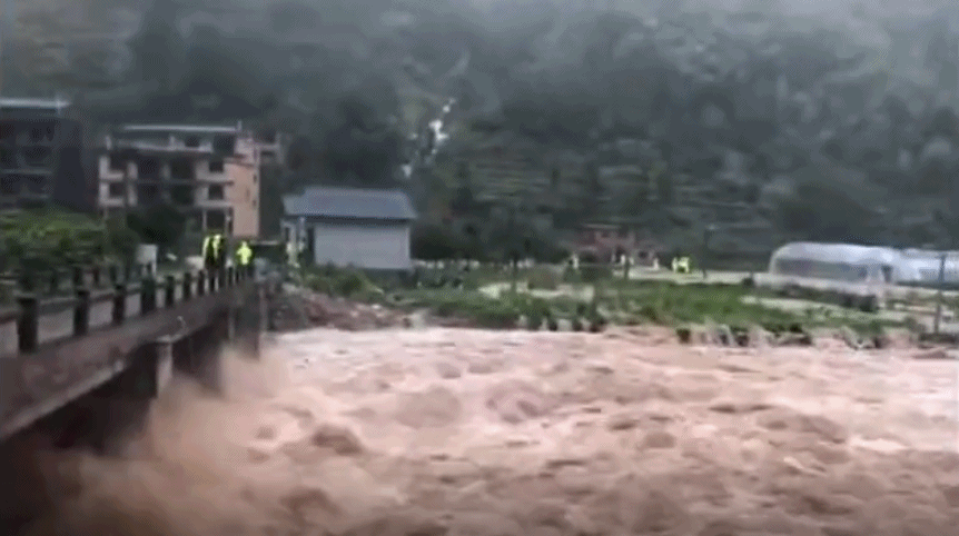 浙江台州一村民房子被淹 专职消防队救出两人