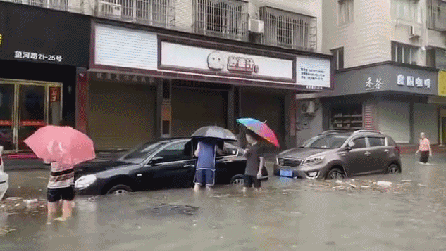 ​“黑格比”登陆浙江乐清 市区内涝严重 洼处积水达1米