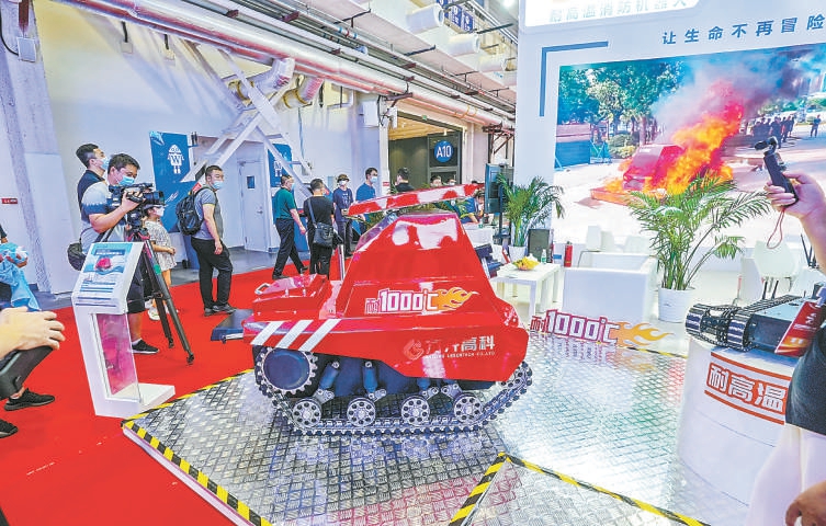 五百余机器人“炫技”亮绝活 五百余机器人“炫技”亮绝活