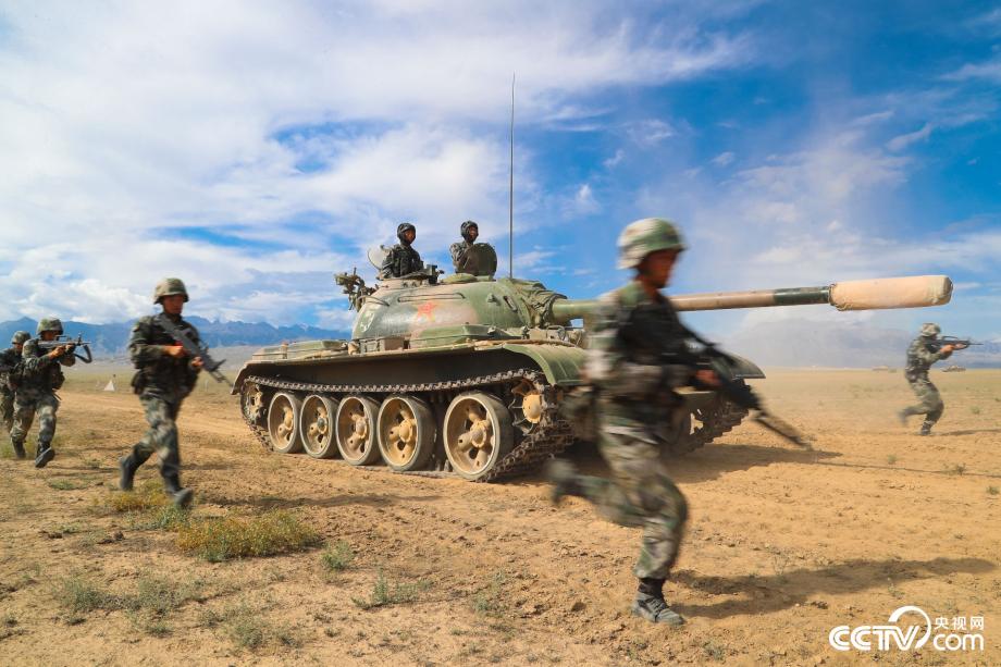 仗怎么打兵就怎么练!步坦协同 狂风热浪砺精兵