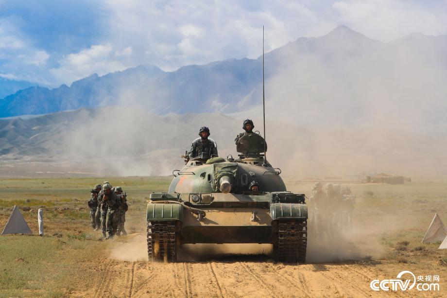 仗怎么打兵就怎么练!步坦协同 狂风热浪砺精兵