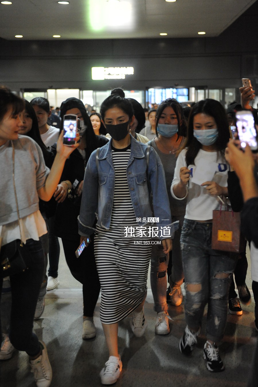张杰谢娜分头现身机场 谢娜被粉丝簇拥人气略高一筹