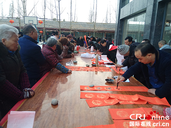 图片默认标题_fororder_群众喜领春联（摄影-杨建昆）